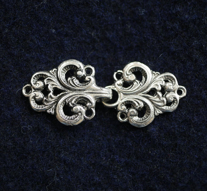 cloak-clasps_bg-36_web_p1730551_3b3d9412-d520-4b24-b110-dd540c9c4e97