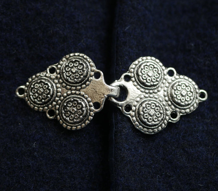 cloak-clasps_bg-36_web_p1730569_386e64af-74e8-4156-b47b-72224adc5bca